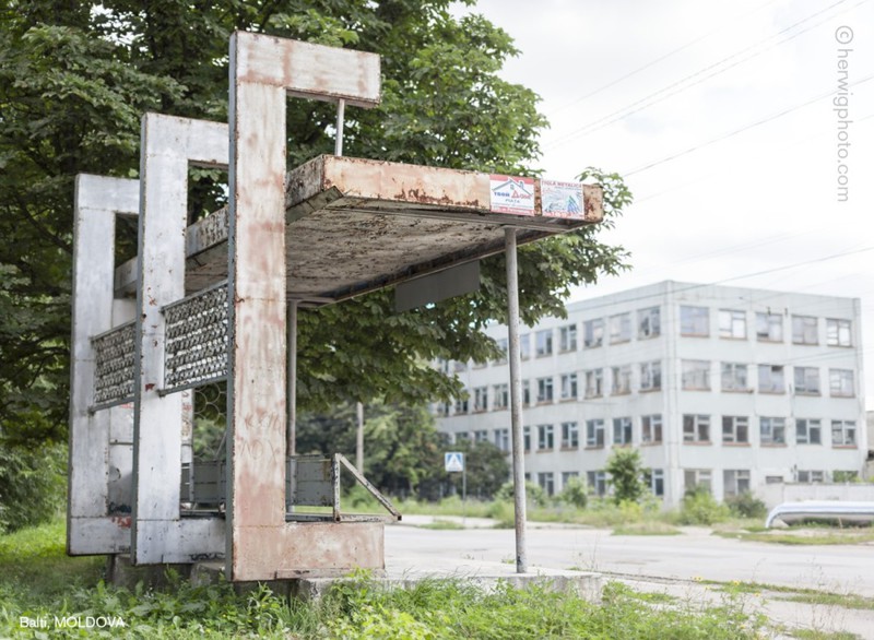 Такие разные советские автобусные остановки на фото Кристофера Хервига
