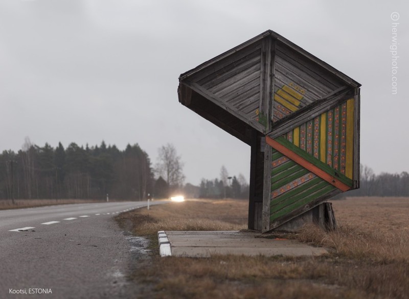 Такие разные советские автобусные остановки на фото Кристофера Хервига