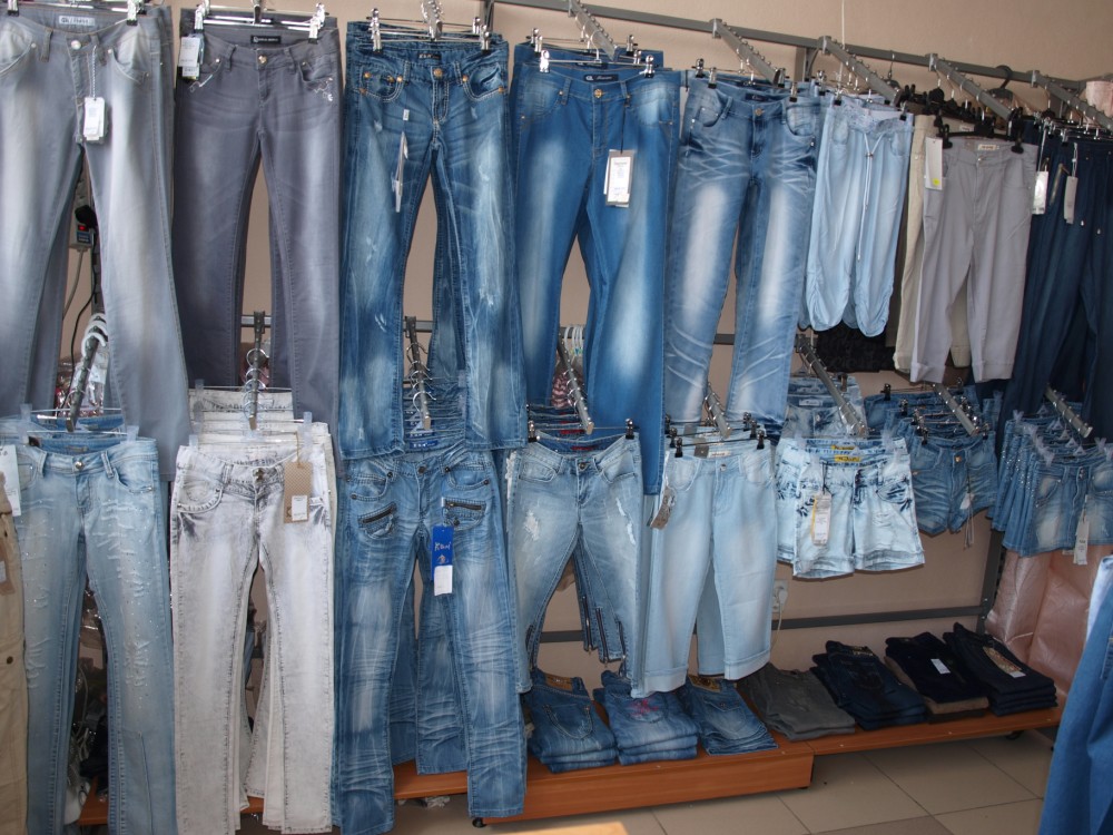 Магазин женских джинсов в москве. Магазин женских джинсов. Джинсы с рынка. Джинсы на вешалке. Много джинсов.