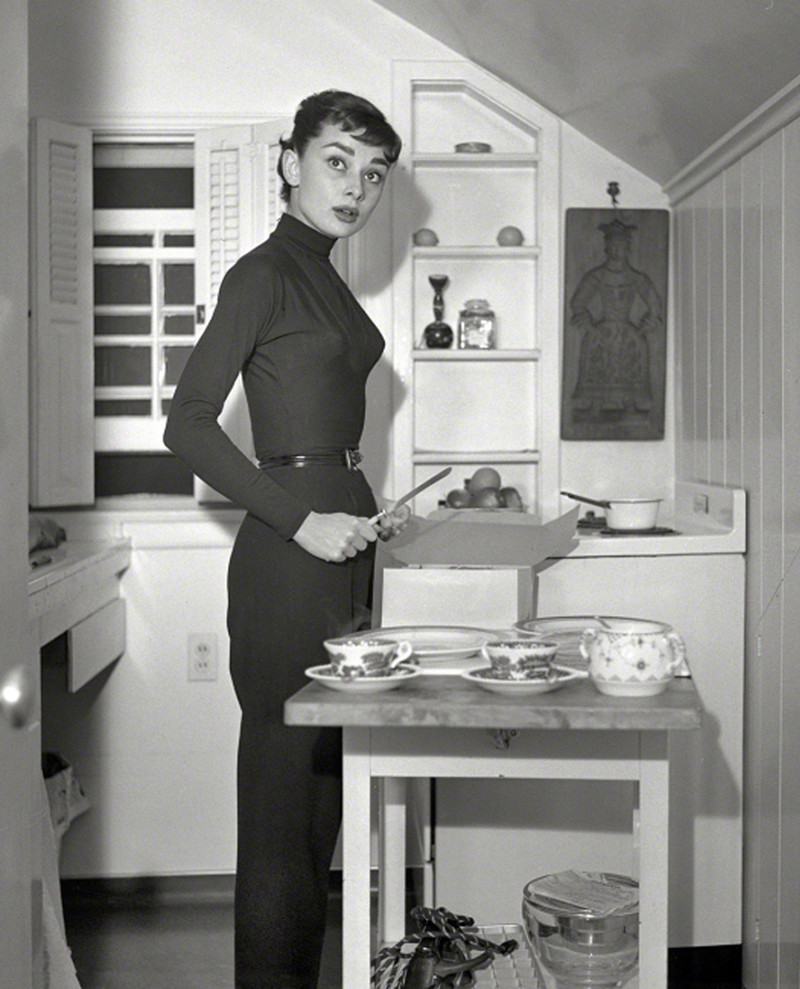 9. Одри Хепберн на кухне