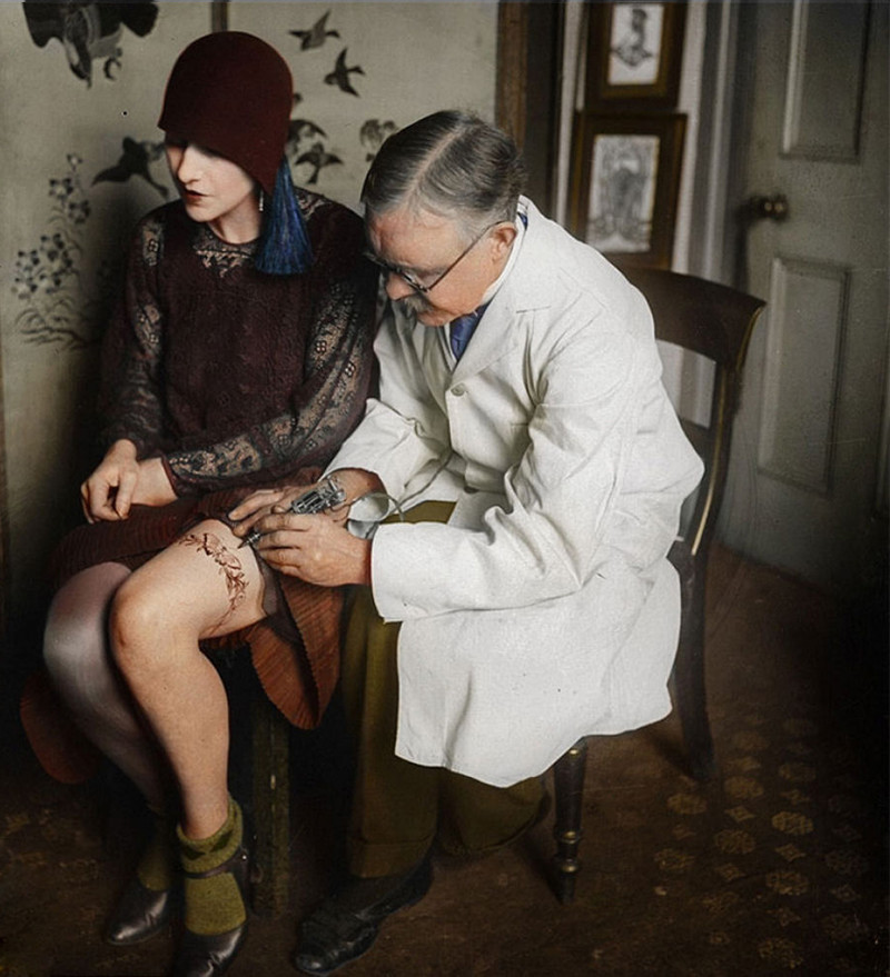 2. "Король татуировки", Джордж Берчетт, за работой, 1930 год