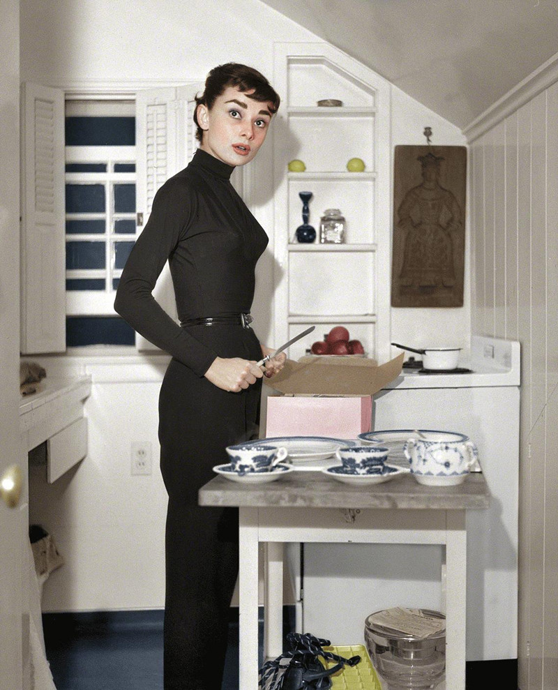 9. Одри Хепберн на кухне