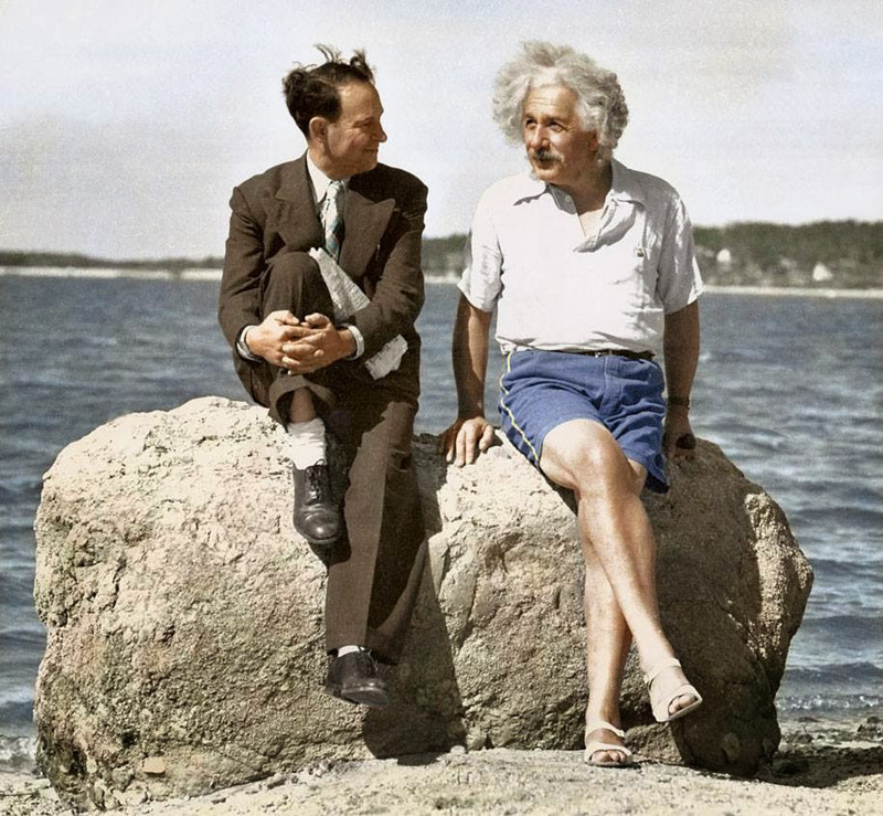 7. Альберт Эйнштейн на пляже, 1939 год