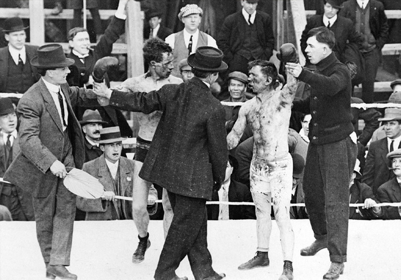 6. Рэй Кэмпбелл и Дик Хайленд в боксерском матче, 3 мая 1913 год