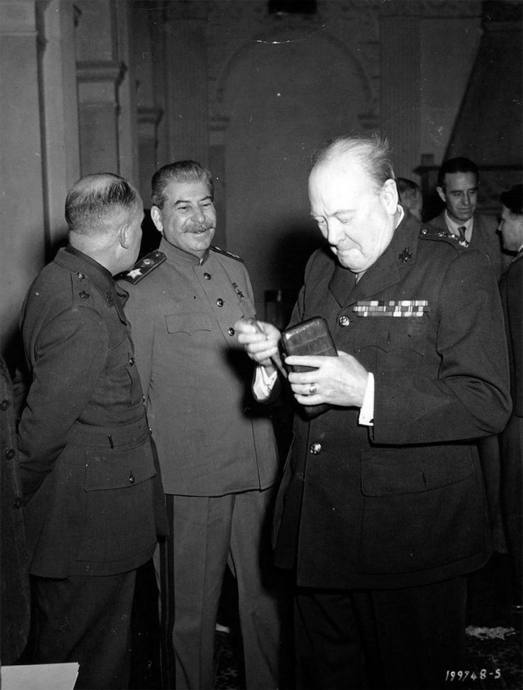 12. Сталин и Черчилль на Ялтинской конференции, февраль 1945 года