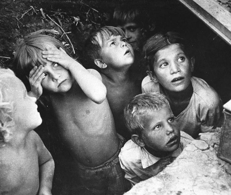11. Дети во время бомбёжки, Минск, Беларусь, июнь 1941 года