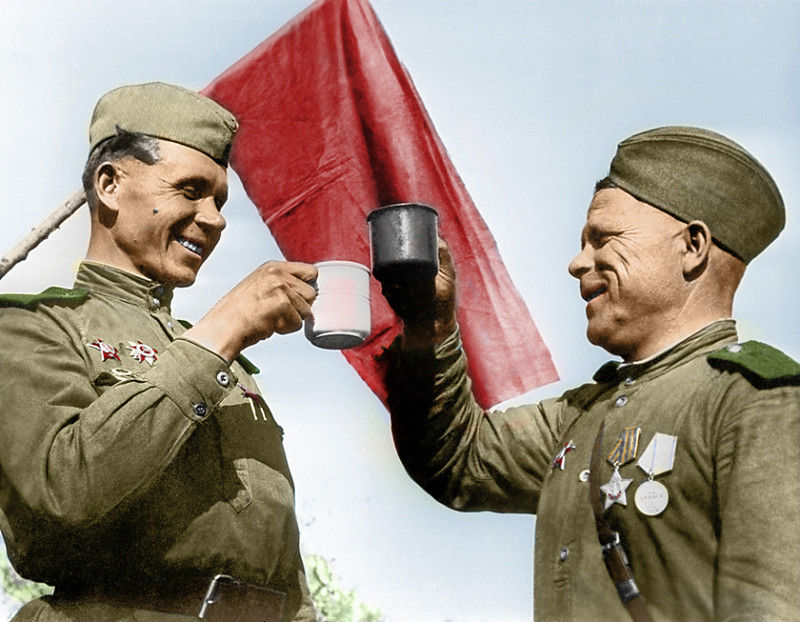1. Фронтовики пьют за Победу, 1945 год