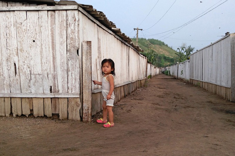 Маленькая девочка гуляет по улице в этом же городке