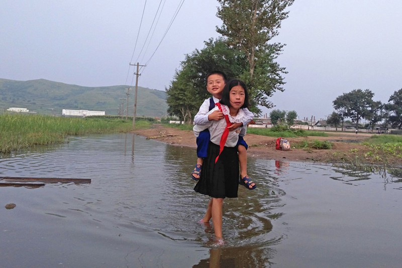 Дети идут в школу утром в Туманганге