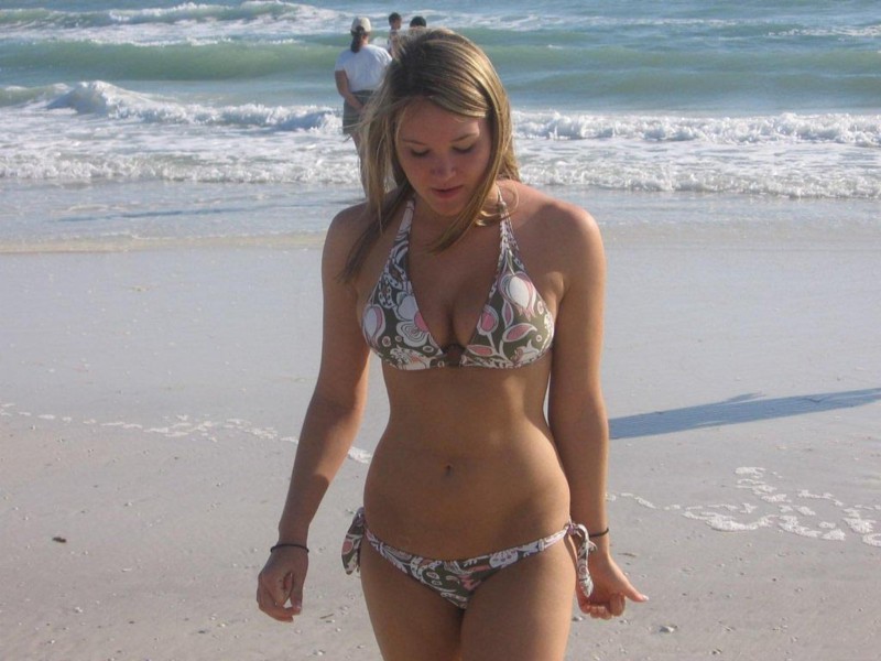 Частное фото в бикини на пляже частное