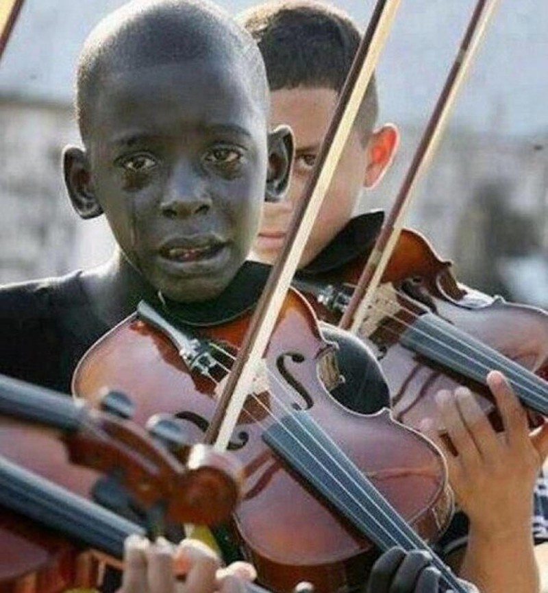 39. Ребенок играет на скрипке на похоронах 