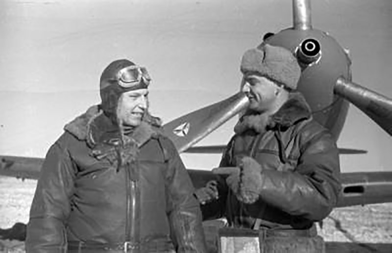 Летчики-истребители 16-го гвардейского авиаполка гвардии майоры А.И. Покрышкин и Д.Б. Глинка 