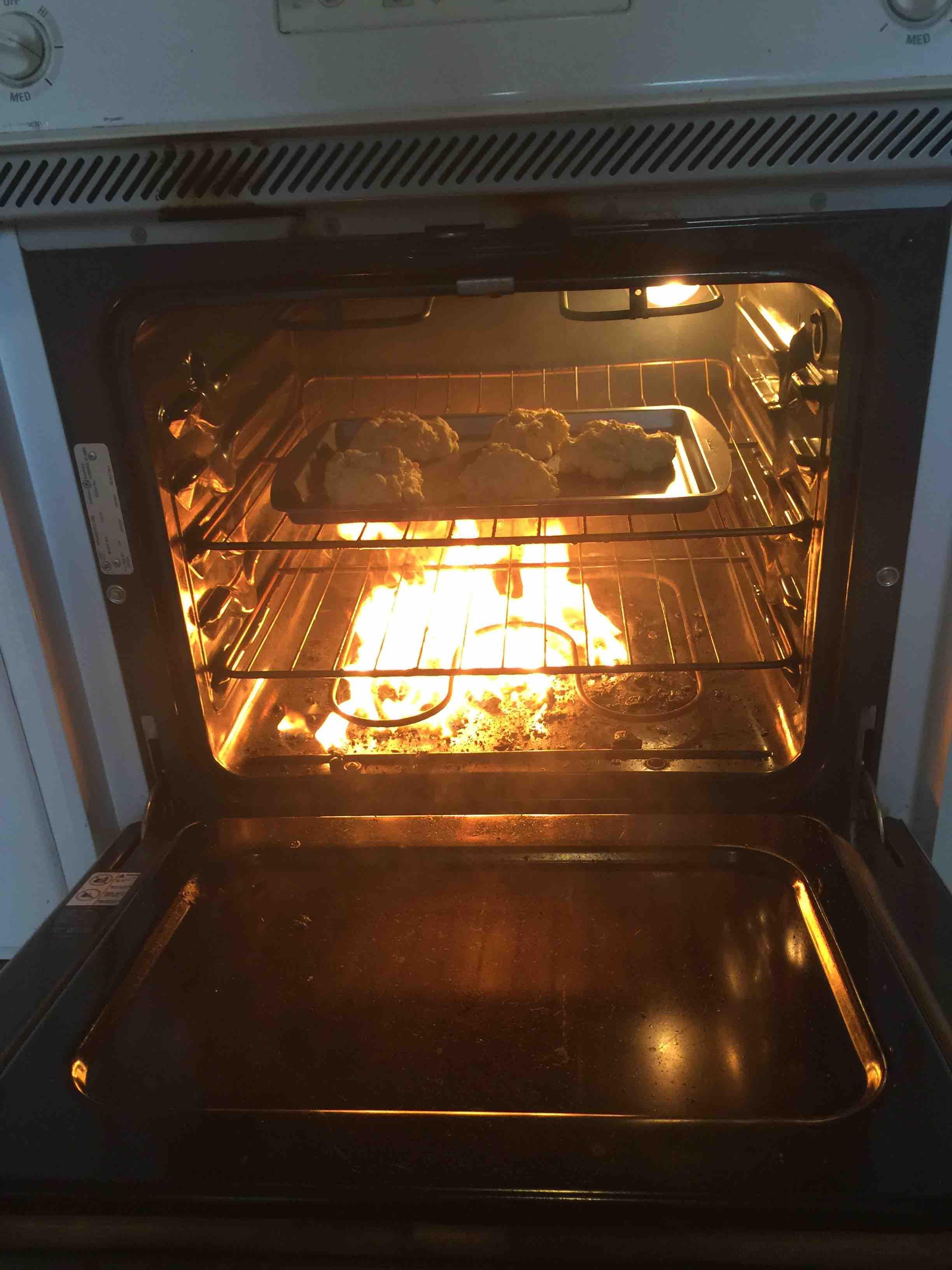 В газовой духовке снизу подгорает