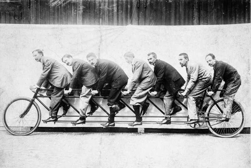 1895  год. Семь человек на велосипеде-тандеме