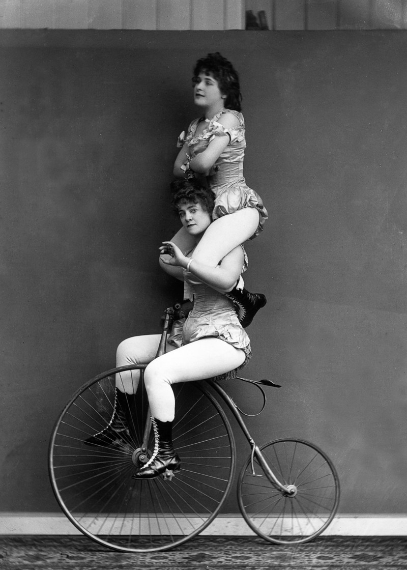 1891 год.  Викторианские велосипедистки балансируют на пенни-фартинге. 