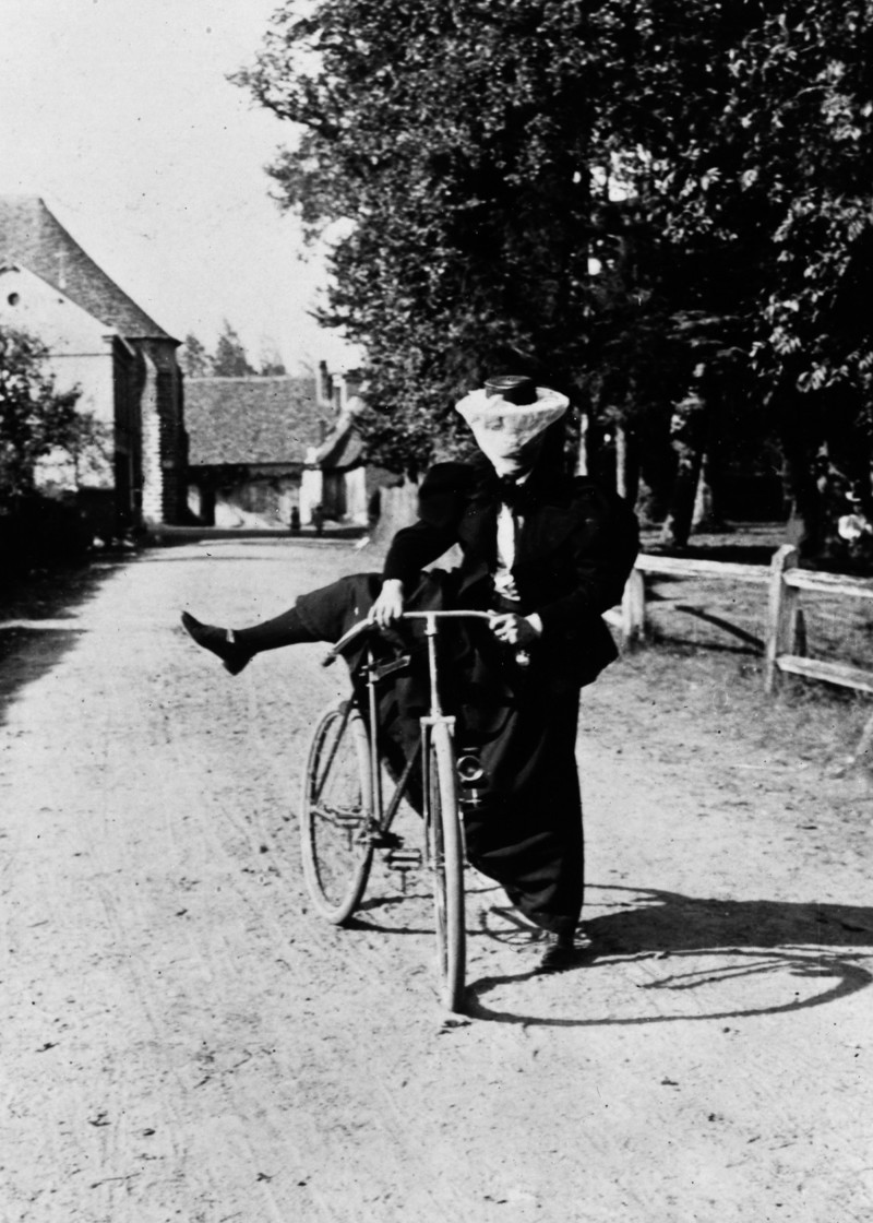 1890  год. Дама садится на «безопасный» велосипед. 
