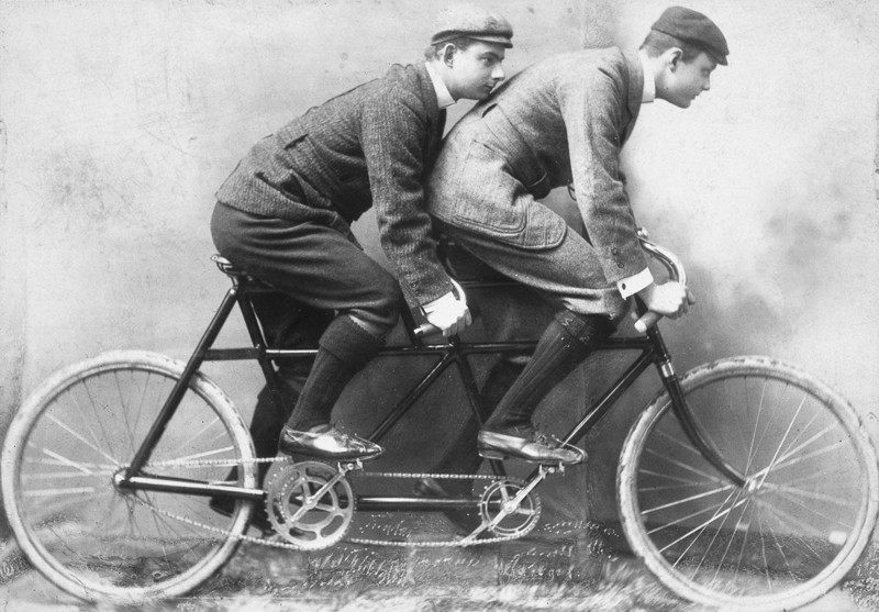 1895  год. Чарльз Стюарт Роллс (справа), один из основателей компании Rolls-Royce, едет на двухместном велосипеде с однокурсником Кембриджского университета. 