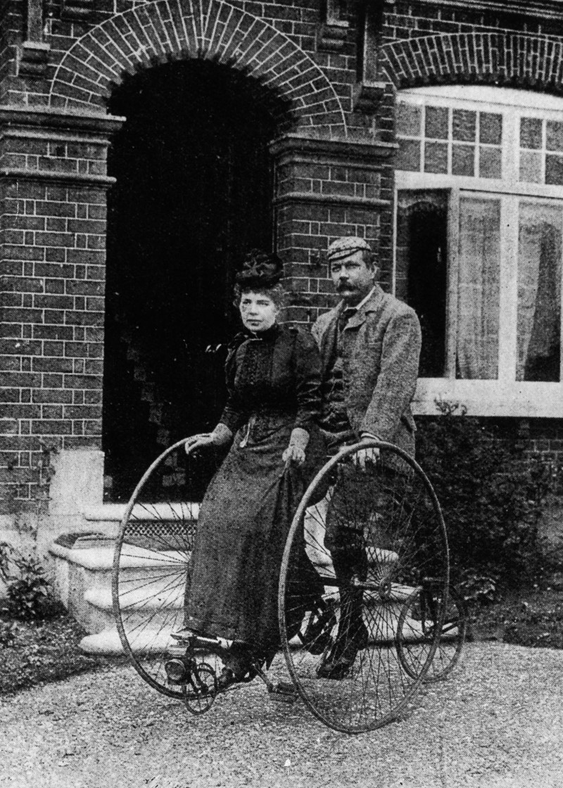 1895 год. Сэр Артур Конан Дойл и его жена на трехколёсном тандеме. 