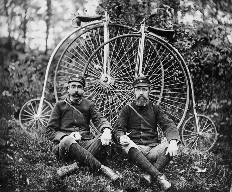 1890 год. Велосипедисты позируют со своими пенни-фартингами. 