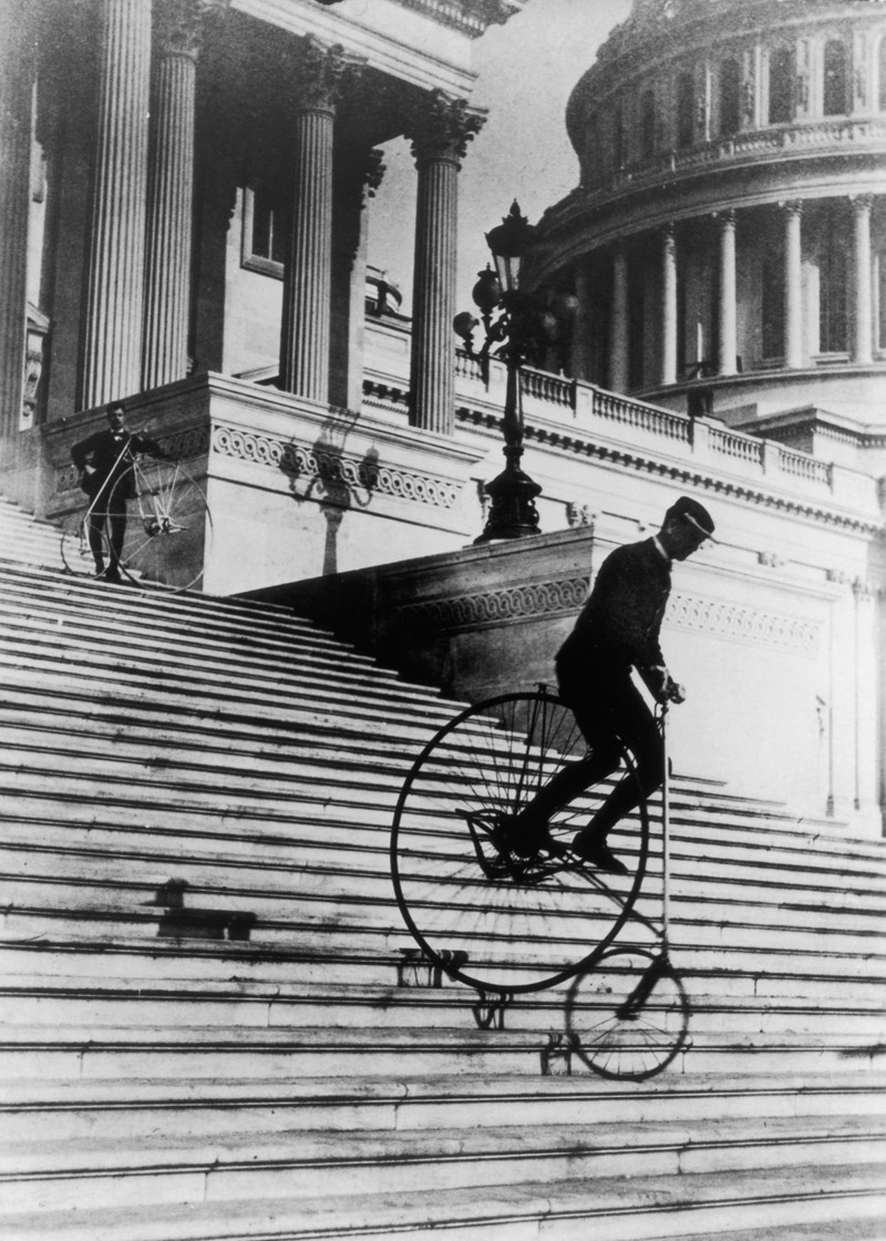 1895  год. Мужчины спускаются на пенни-фартингах вниз по лестнице Капитолия, США. 