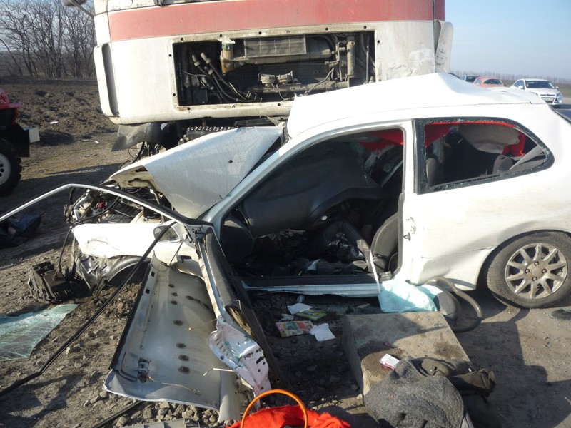 Крупное ДТП на Кубани, легковой автомобиль врезался в грузовик