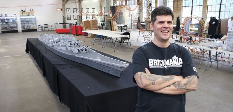 Вот только пока британец с 2012 года мастерил работу всей его жизни, другой фанат конструкторов - американец Дэн Сискинд из Миннеаполиса, построил корабль на 46 см больше.