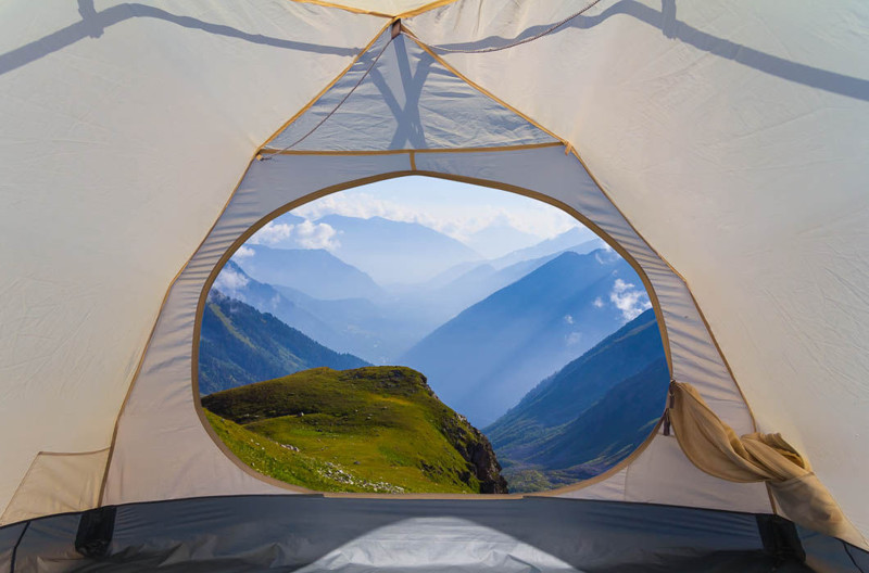 Выглядывая из палатки