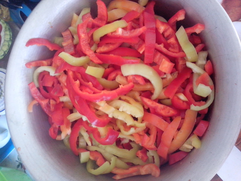 Пока варится томатная паста, подготавливаем перец.