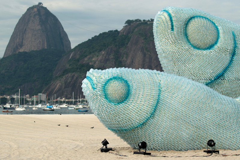 11. Скульптура из пластиковых бутылок на одном из пляжей Рио-де-Жанейро.