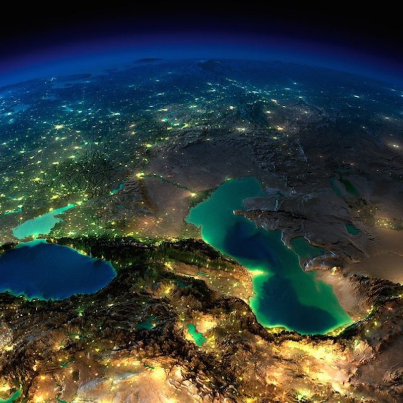 3. Кавказ, Каспийское и Черное море ночью без облаков.
