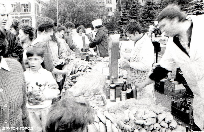 А иногда рынок и вовсе перетекал из Ленинградской в ярмарку на площади Куйбышева, на которой можно было купить не только сельхозтовары. Здесь прямо с машин продавали одежду.