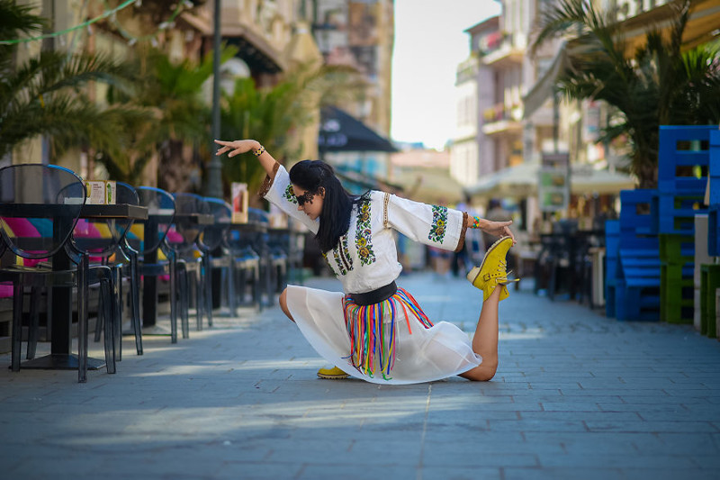 Балерина в румынском народном костюме покоряет улицы 
