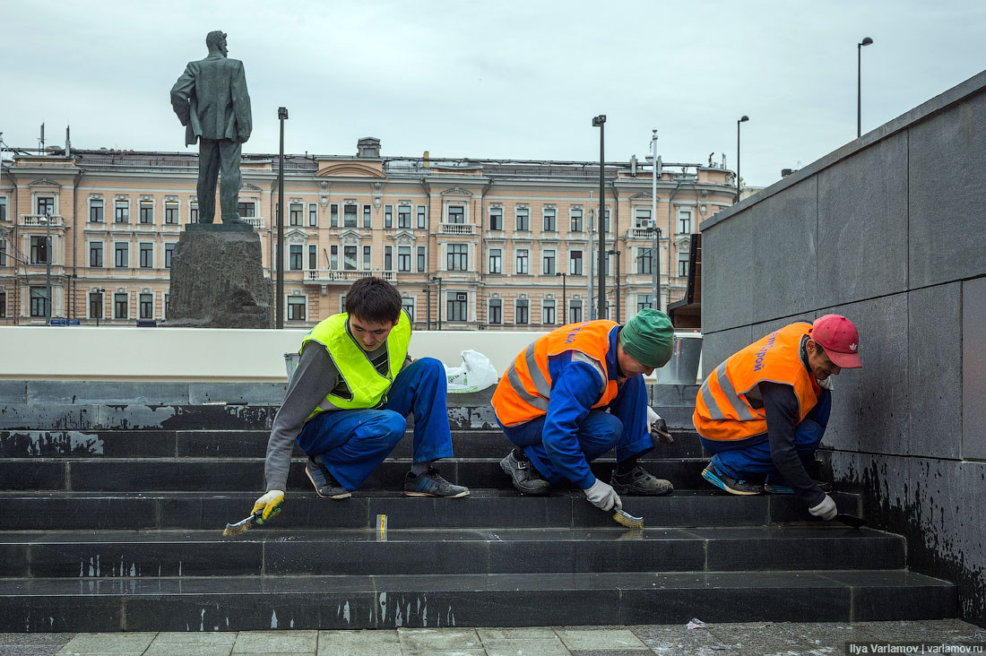 Москва без работы. Строительные работы в воскресенье в Москве на улице.