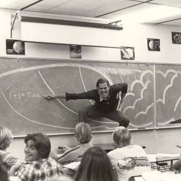 41. Преподаватель Южно–Калифорнийского университета объясняет студентам физику серфинга, 1970–е, Лос–Анджелес, США.
