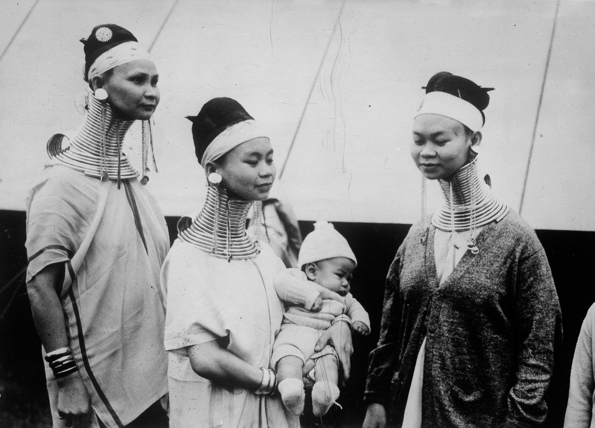 33.  «Женщины-жирафы» из Бирмы приехали в Лондон, 1935 год.