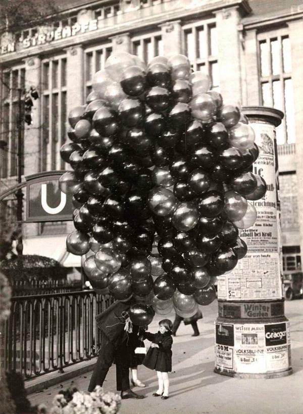 8. Маленькая девочка покупает шары. Берлин. 1935 год. 