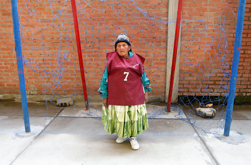 84-летняя Хуана Пома, играющая в амплуа вратаря: «Мне очень это все помогает. Я полна жизни, а также похудела» 
