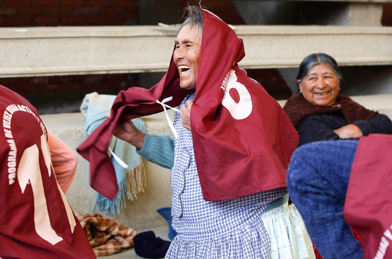 83-летняя Хосефина Тито надевает спортивную форму поверх повседневной одежды. Она занимается гандболом девятый год. Дома с сыном Хосефина играет в другие активные игры. «Я вообще все время играю», — говорит она 