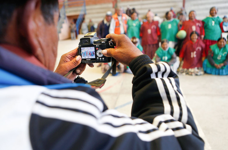Фотограф снимает спортсменок после игры. Программа оздоровления для пожилых людей пока охватывает около половины районов города 