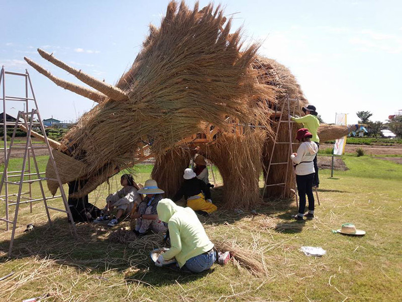 Именно скульптуры-динозавры Эми Годы, местного художника, прославили этот фестиваль