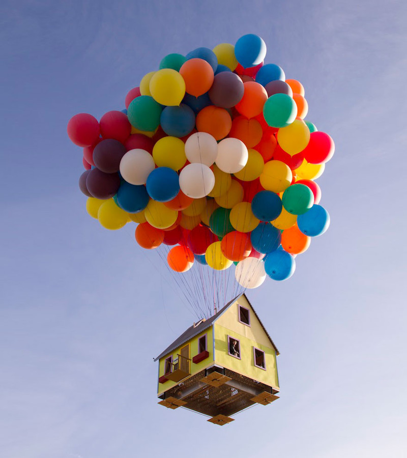 26. Команде ученых и инженеров удалось запустить в небо дом с помощью 300 воздушных шариков
