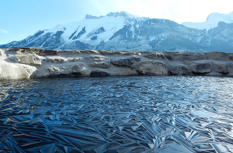 11. Замерзший пруд в Швейцарии 
