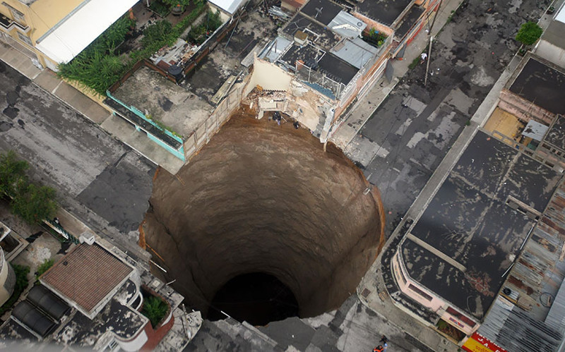 20. Дыра в городе Гвадалахара, Мексика, 2010 год. Она была 18 метров в ширину и 61 метр в глубину