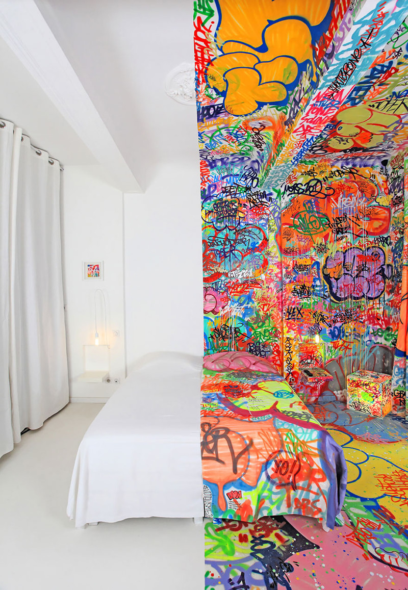 25. Французский граффити-художник Tilt необычно оформил комнату отеля, разделив ее на две части - белую и расписанную