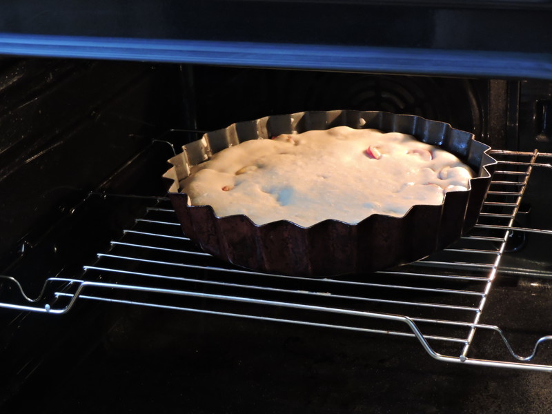 Поставила выпекаться пирог в заранее разогретую духовку до 180 градусов на 40-50 мин.    