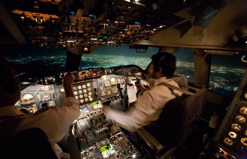 24.Вид из кабины самолета ночью