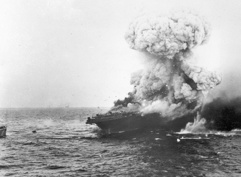 72. Авианосец «Лексингтон» взрывается во время сражения в Коралловом море в июне 1942 года.