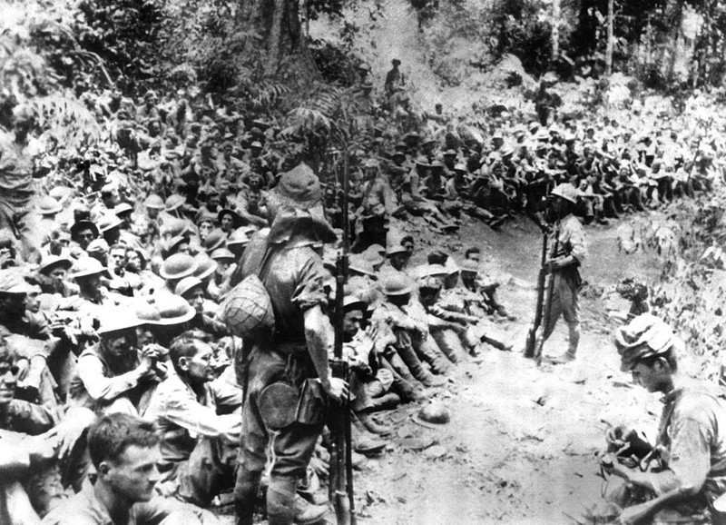76. Японские солдаты охраняют американских военнопленных перед Батаанским маршем смерти в 1942 году