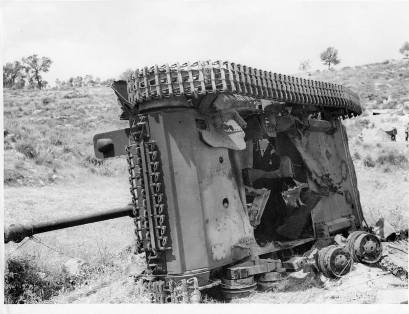 46. Уничтоженный внутренним взрывом немецкий танк