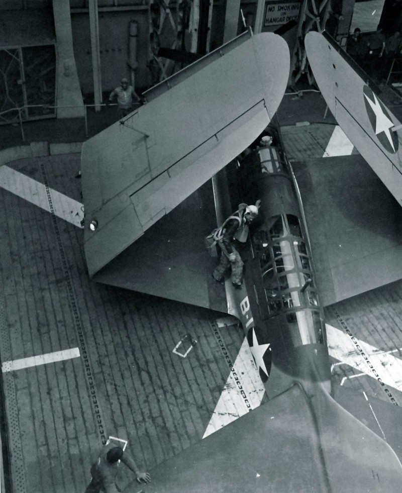 50. Американский палубный пикировщик SB2C на подъёмном лифте